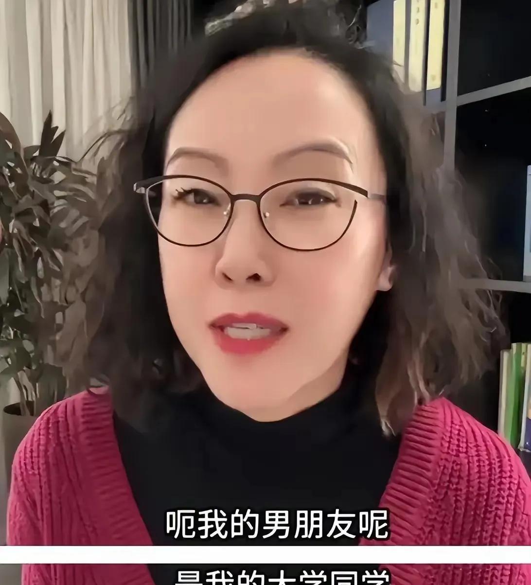快六十岁的张丹红，不得不说，身材容貌保持得非常好。
这个年纪的有钱老头，一般情况