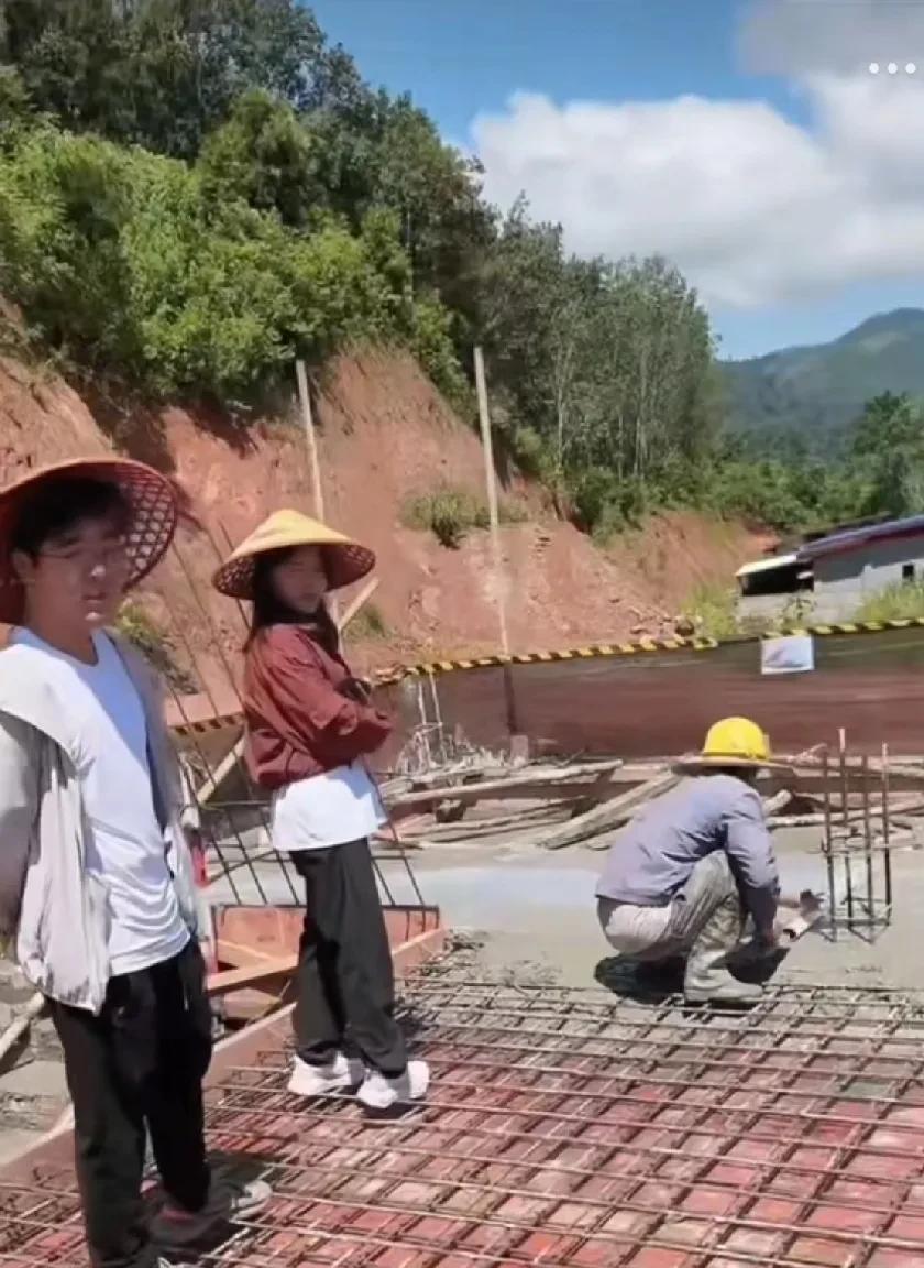 小陈在工地带货，下午不知咋回事被封号了。可人家不气馁，立马换小号接着播，还挺得意