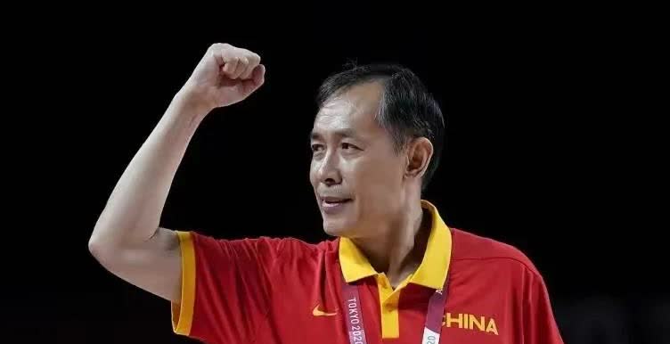 如果中国女篮在这次亚洲杯不夺冠，首先自动退位就应该是宫鲁鸣教练。
有人会说，胜