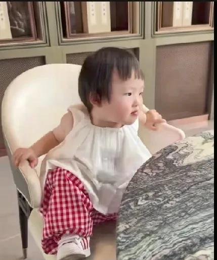 闪闪这坐姿
够霜气
更霸气的是闪闪妈
送妈妈的两岁生日礼物
闪闪好幸福
有妈妈奶