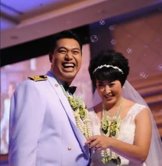 2012年，冯坤领着体壮如牛的加提蓬见父母，父母强烈反对：“他比你大12岁，又是