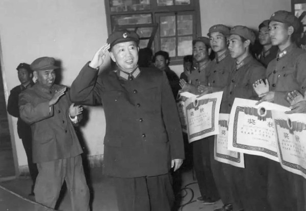 跟在刘亚楼身后的那位名将是谁？
