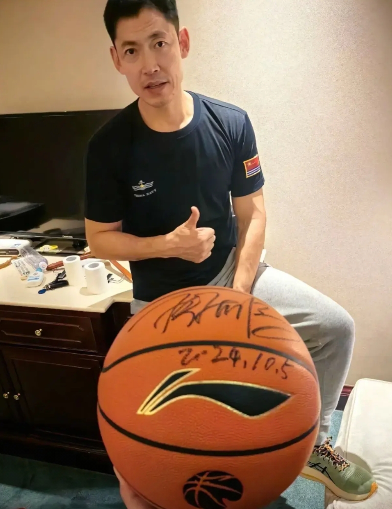 CBA各俱乐部都应该向北控学习。张庆鹏到了条件更好的北控，不光没有给到多年合同，