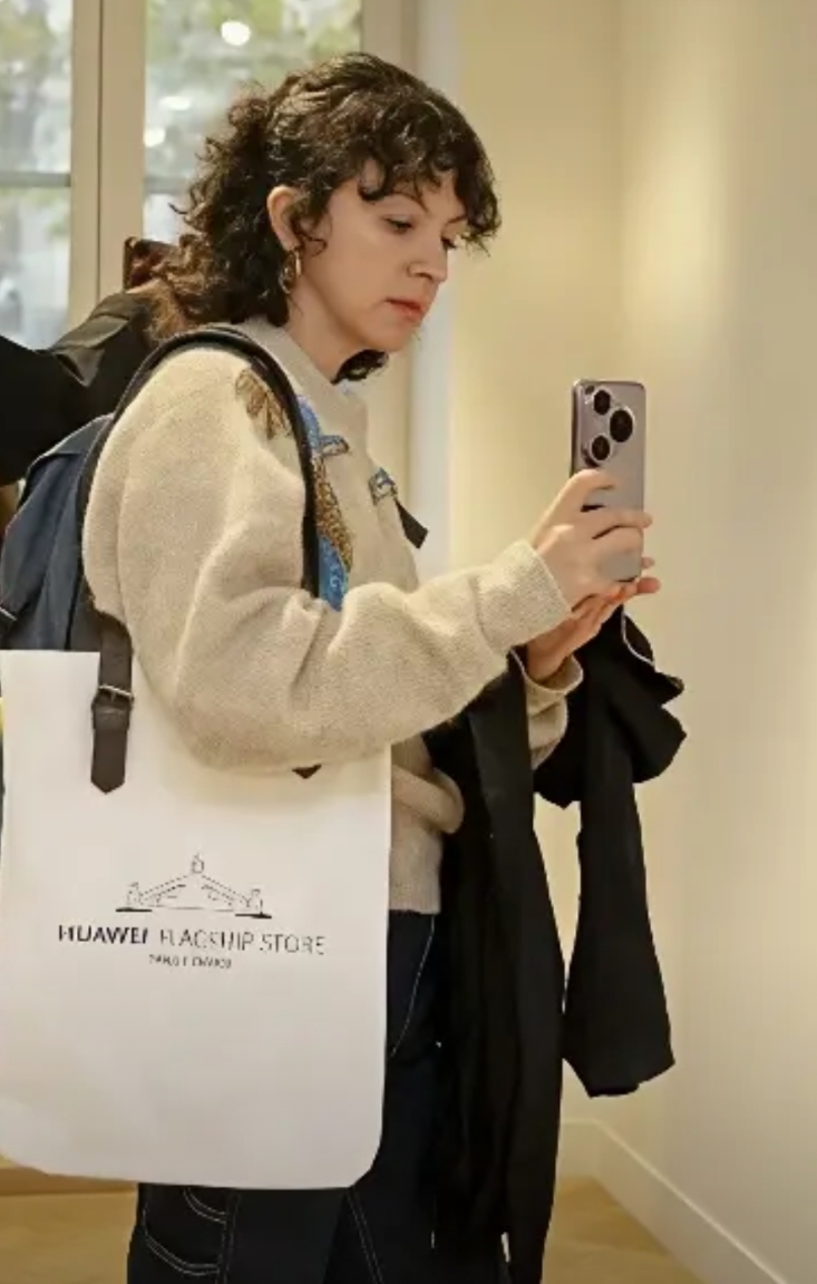 华为不仅在国内攻城略地，占据极大的市场份额，而且在国外也是不断高奏凯歌，赢得越来