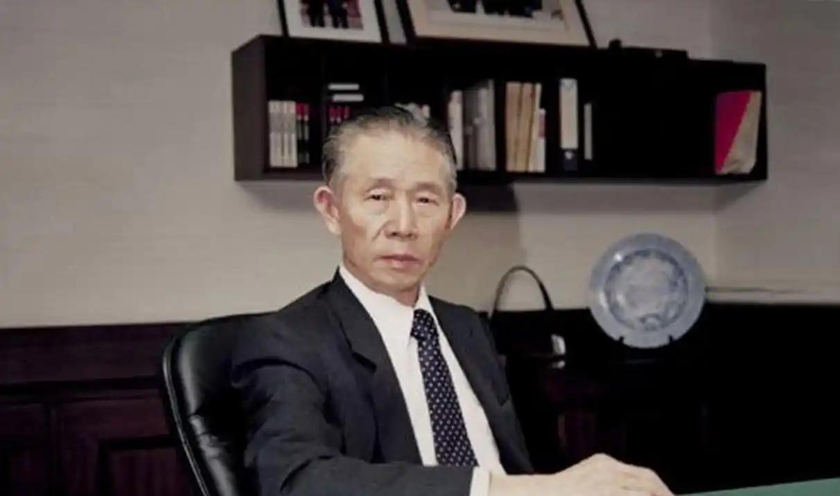 这样巨额的现金让他们瞬间“团结”了起来，所有人立刻准备材料、找律师、办公证，成群