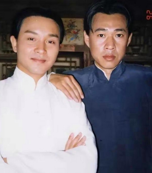 2010年，张丰毅透露：“在拍摄《霸王别姬》时，大家都躲着张国荣，觉得很丢人因为