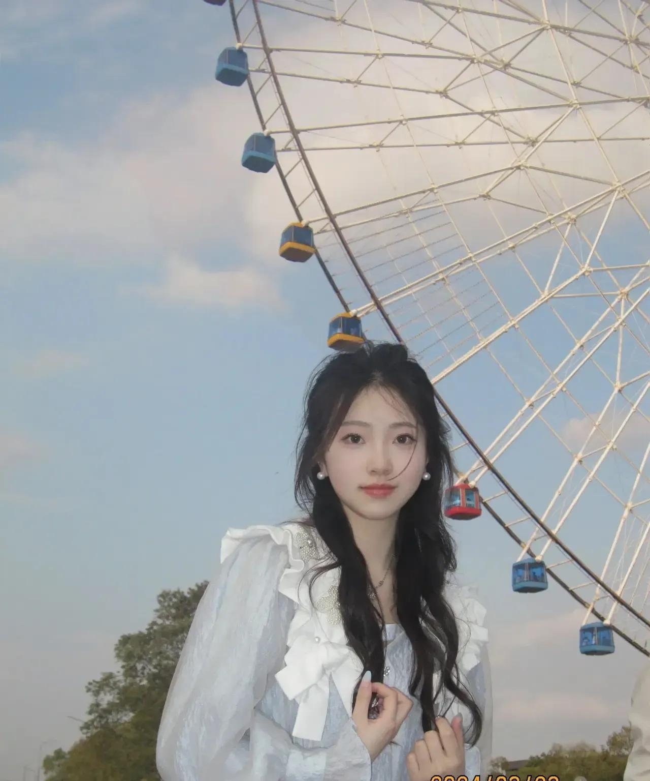 去年还沉浸在校园的天真烂漫里，
觉得自己永远是无忧无虑的少女。
可今年一脚迈进社