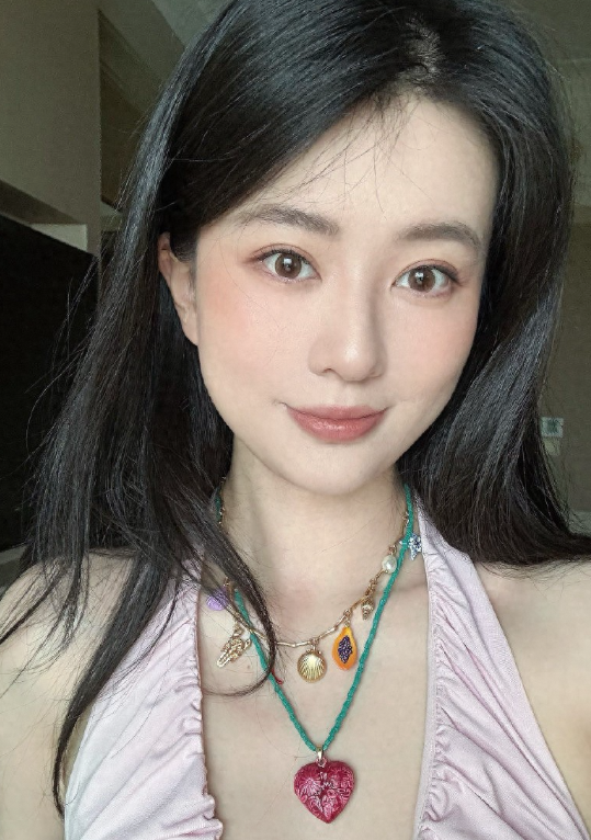 31岁乔欣婚后惬意生活：约朋友打网球，状态超好