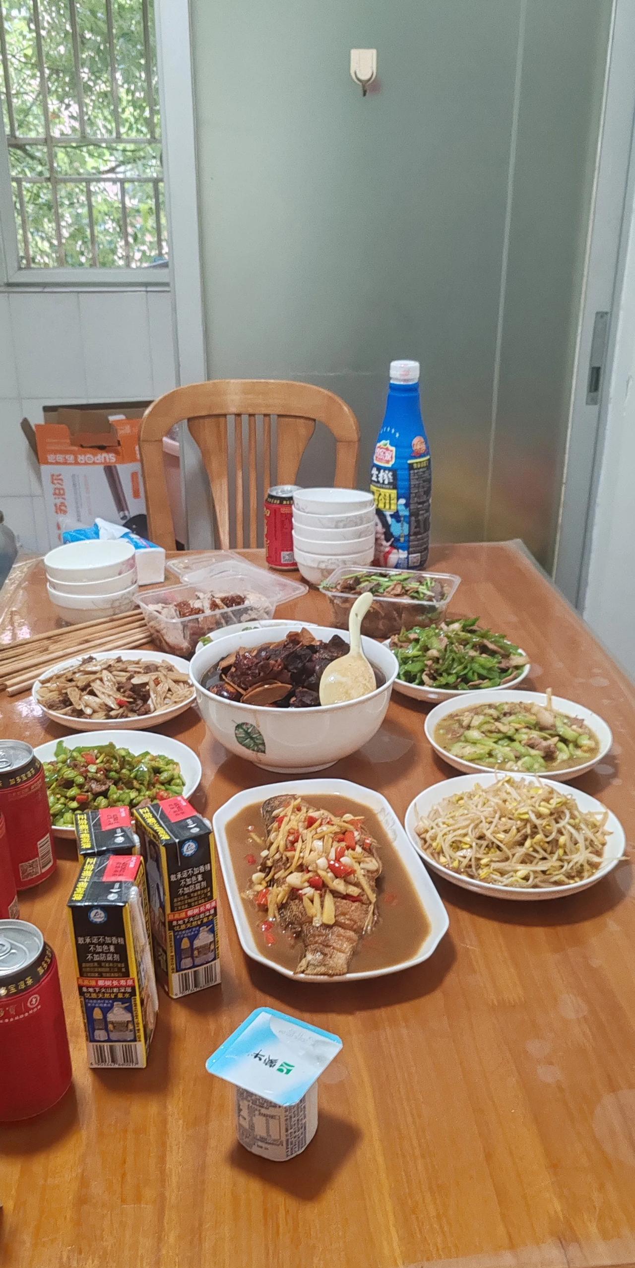 早上买了菜回家，准备做中午饭的时候，娃小学同学的家长打电话来叫中午过去她家一起吃