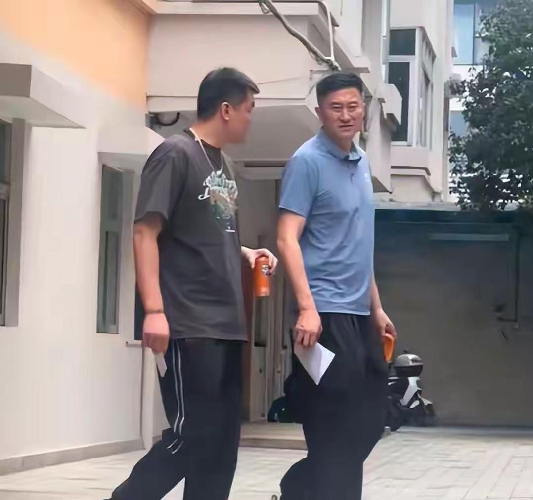 广东男篮成绩逐渐下滑明显，球队多年的冠军底蕴，俱乐部青训非常注重，但年轻球员发展