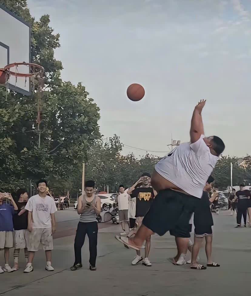 这是我见过最胖的人打篮球，320斤居然还能跳这么高，没有一个敢给他抢球的，这要是