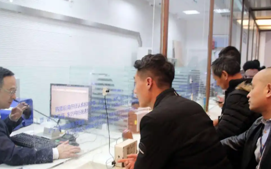 小学同学借我钱后玩失踪，我去银行注销旧卡，柜员看：卡里还有不少钱