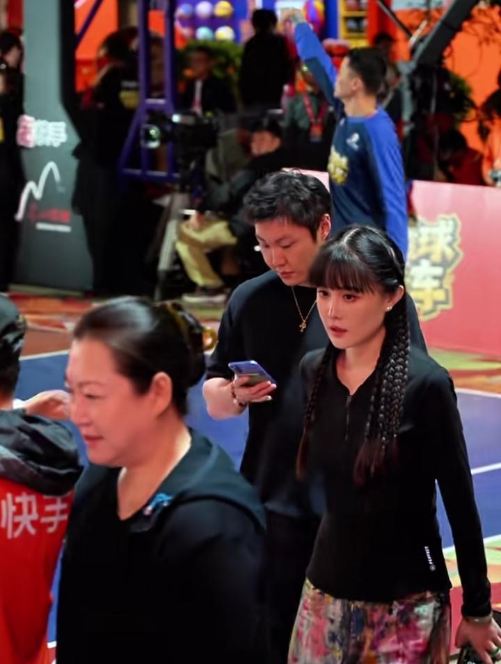 赵本山夫人马丽娟与女儿球球、女婿一同现身助阵儿子举办的明星足球赛现场