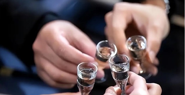 “千万不要贪杯！”2025年，新疆，一导游带着2对夫妻一起自驾游，这期间受到2名