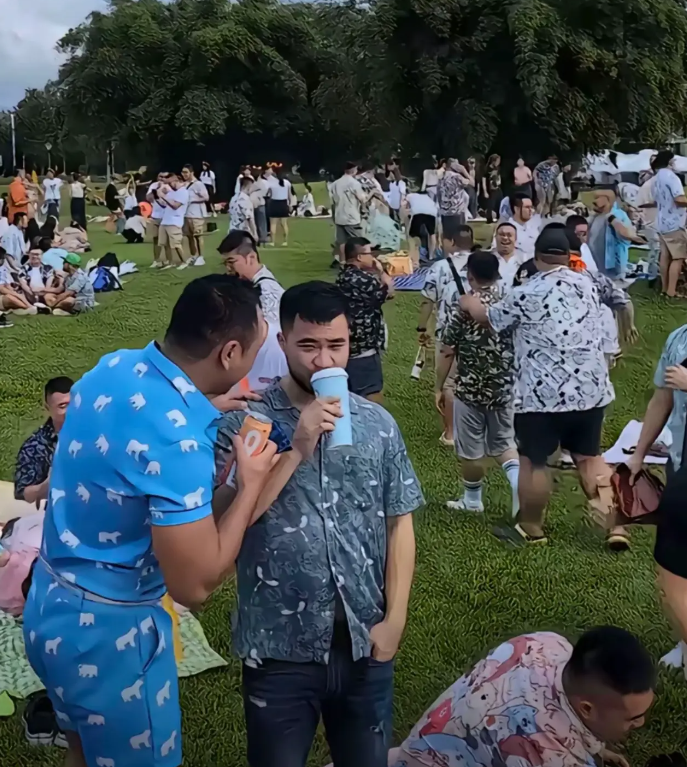 整个公园就吸管是直的！