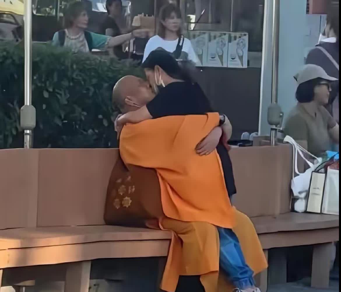 现在咋回事
都这么大胆了吗？
居然在大庭广众之下做这种事

我不理解
