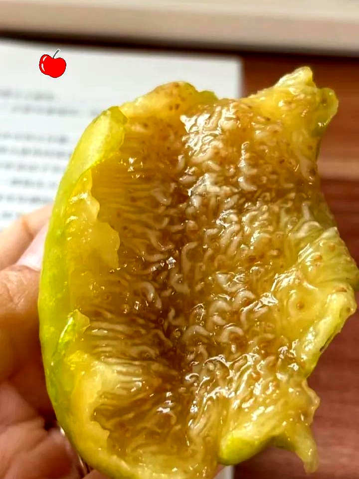 午休时间，同事给我一个奇形怪状的果子，说是“糖包子”。我咬了一口，里面的构造让我