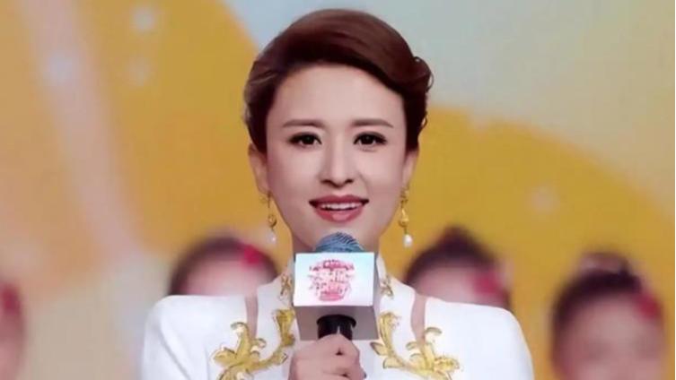 张蕾带娃在云南吃米粉