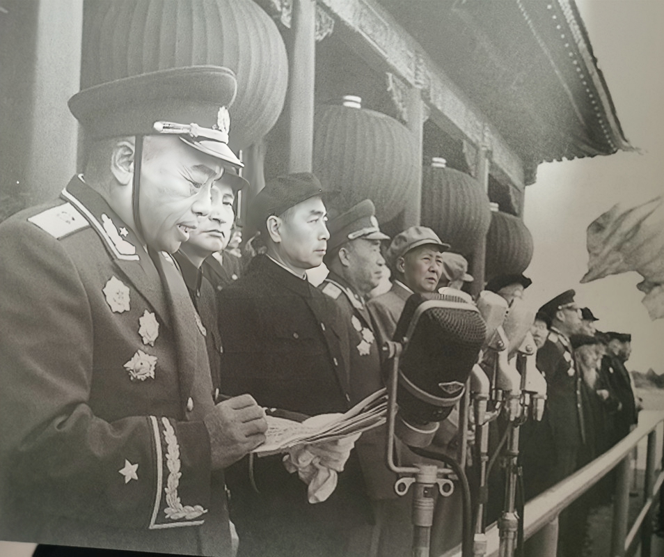 这毫无疑问是彭德怀元帅戎马一生的高光时刻，也是巅峰时刻。1955年的国庆节，彭德