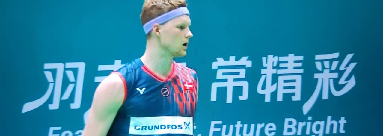 中国羽毛球公开赛男单比赛，丹麦选手安东森21:19、21:15战胜田中涌士，晋级