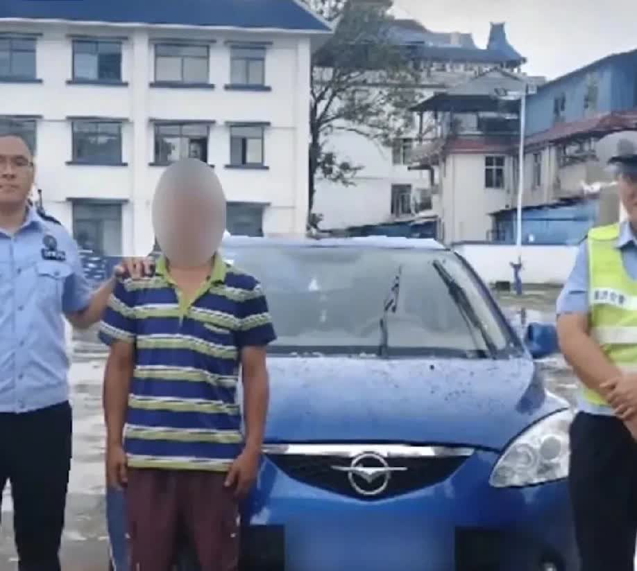 我滴个神呐！近日在云南西双版纳景哈乡，一男子简直艺高人胆大。

喝得醉醺醺后