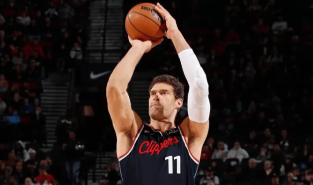 NBA常规赛，快船118-101战胜爵士。
全场比赛，大洛佩斯出战19分钟，三分