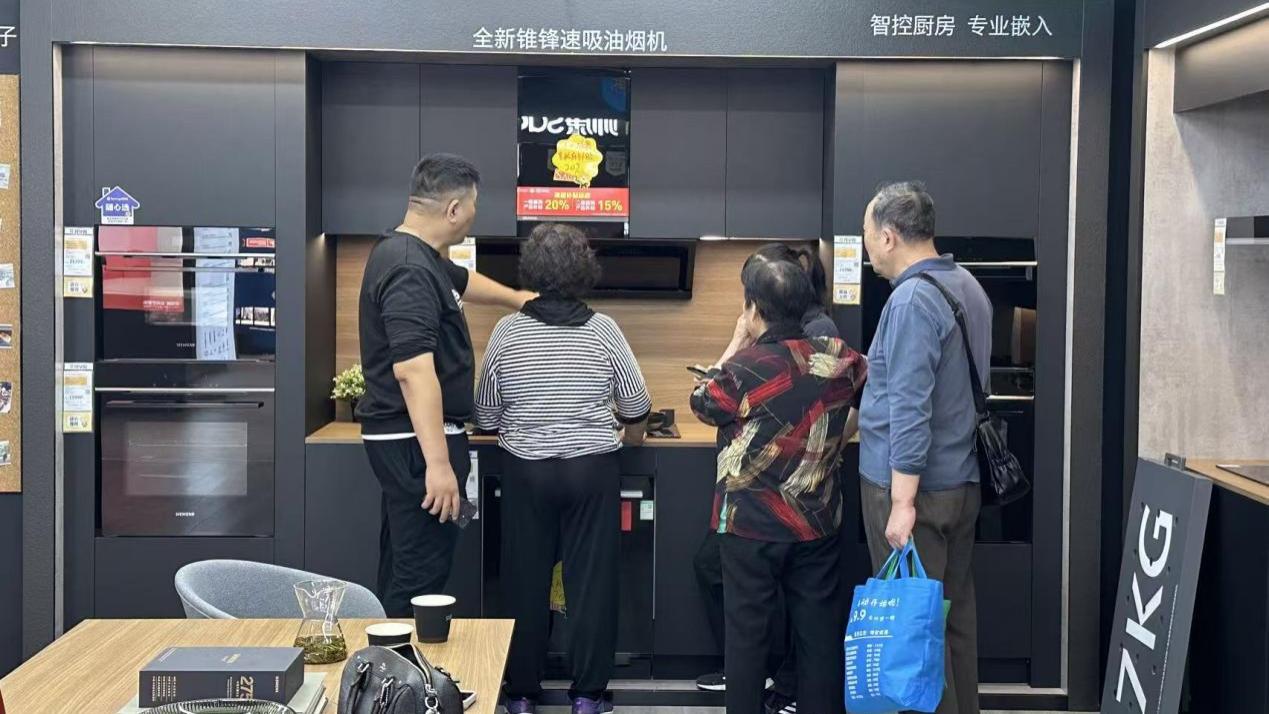 从“被适配”到“主动拥抱”：老年人正成为智能生活“新玩家”