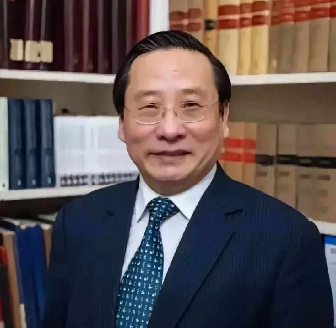 高志凯最近被骂得够惨——他在抖音上直播卖米面粮油，评论区里骂声特难听，有人说他这
