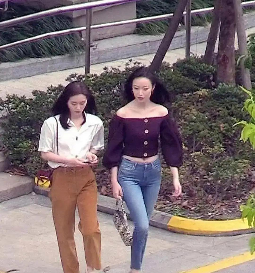 倪妮旧照，这也太美了，走在大街上，长发飘飘的她，是一道靓丽的风景线。