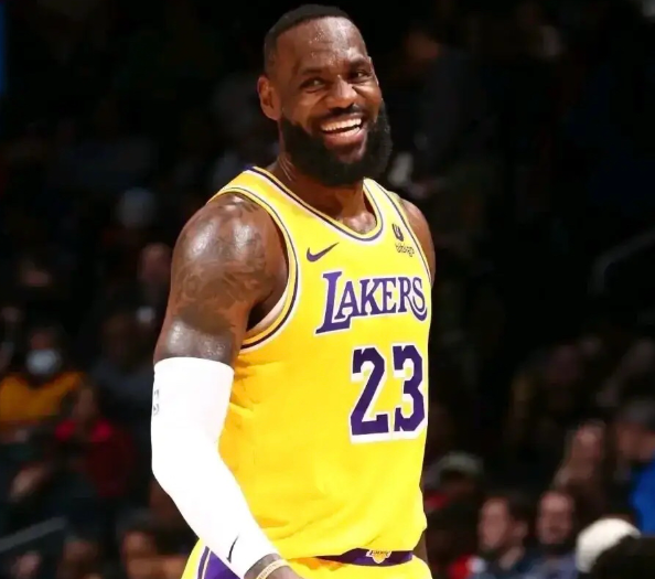 历史独一档！詹姆斯父子三人同台竞技真的要来了！

某NBA高管接受湖人媒体采访时