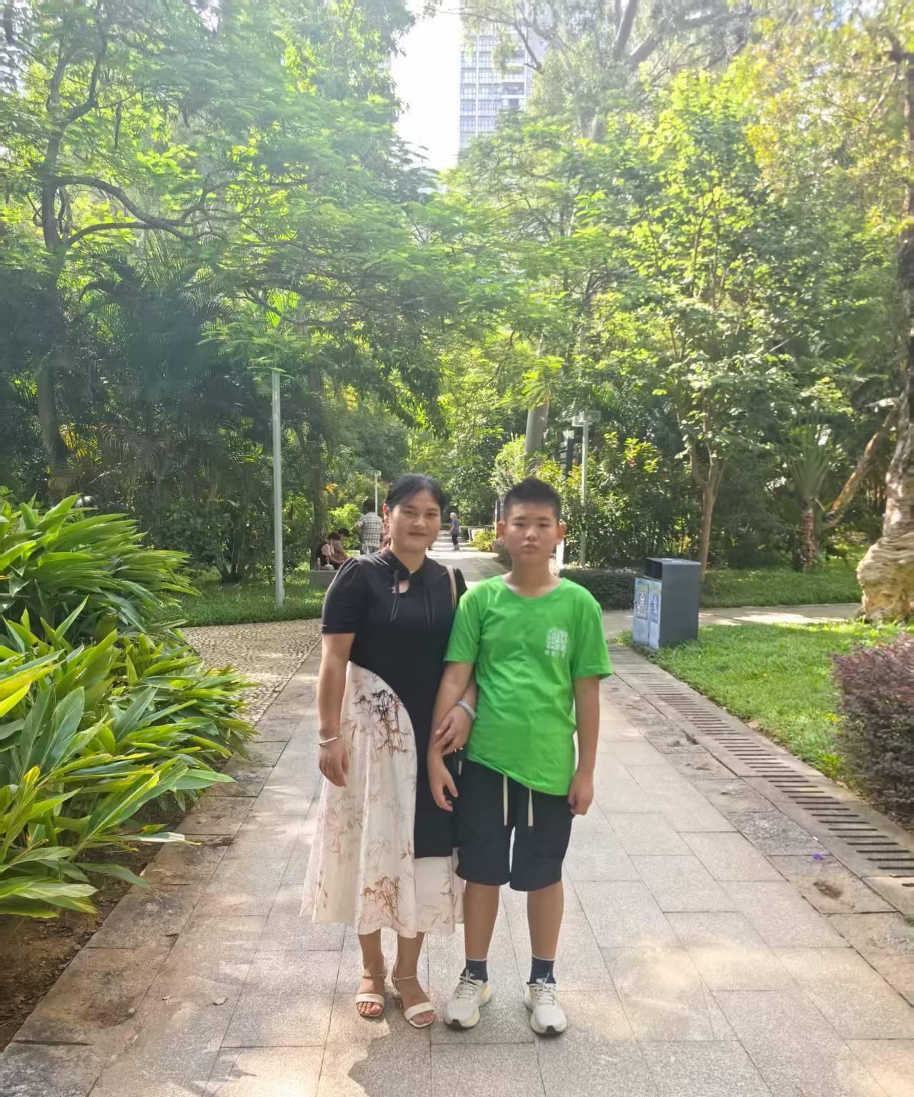 这是我刚刚满月就带在身边带到2岁丢幼儿园开始了上下班接送转眼都有我高了，辛苦点我