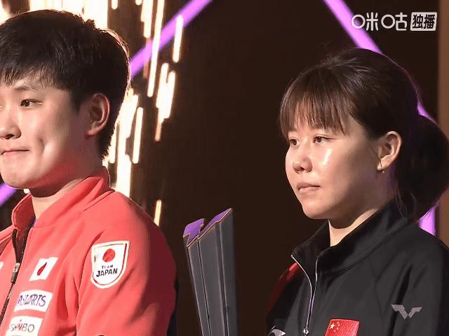 张本智和、陈幸同一起拍合照，突然放烟花，把张本智和和同同吓了一大跳。被吓的同同太