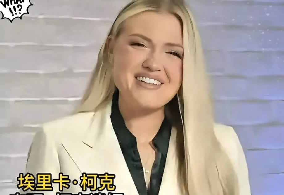 原以为柯克被当众枪杀
已经够离谱了
没想到在他死后追悼会上，妻子竟然还穿一身