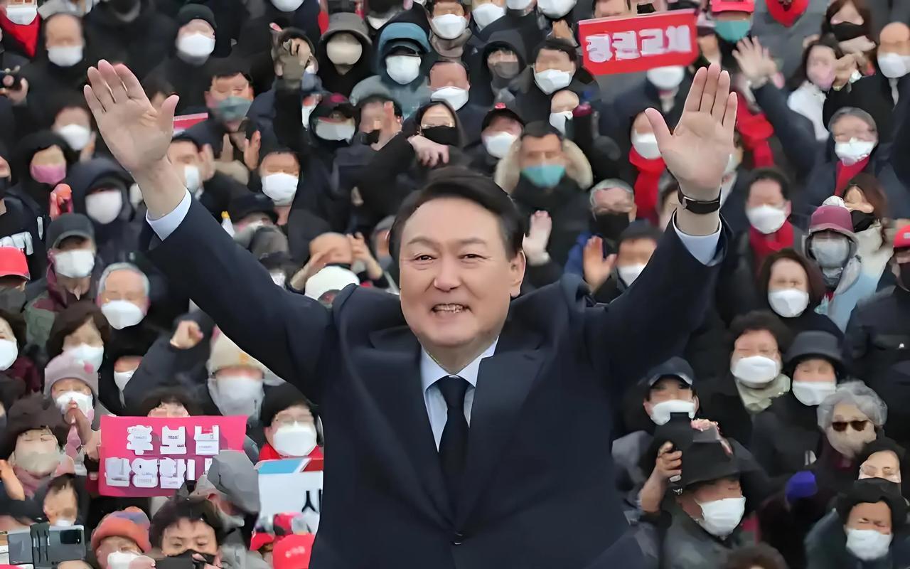 尹锡悦不再嘴硬，承认戒严。
尹锡悦弹劾案落下帷幕，等待他的就是宣判了，最后一次陈