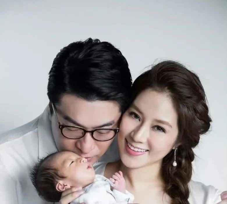 千亿媳妇徐子淇 四个孩子状况
1.大女儿Leanna（中文名李晞彤）2007年