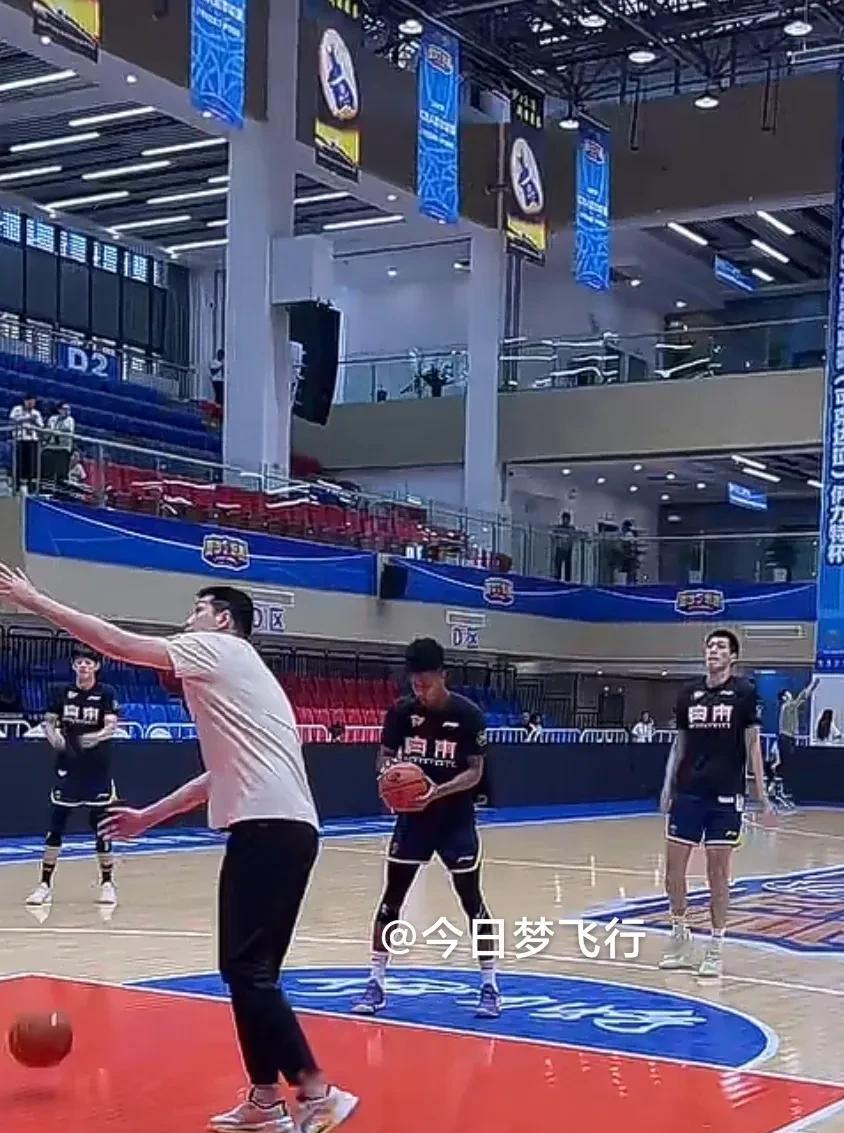 双方球员正在热身，广东VS北控即将开打！
CBA夏联新疆可克达拉站第二个比赛日，