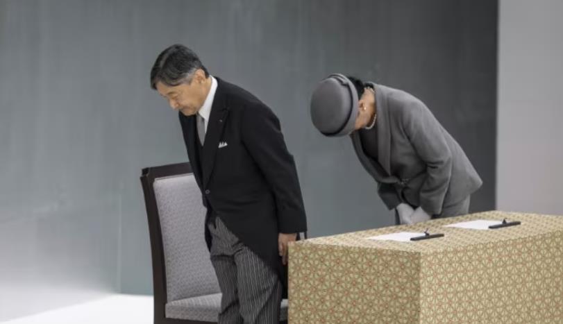日本天皇：怀着深深的悔意，我反省了战争。
日媒称，在日本战败日的8月15日当天，