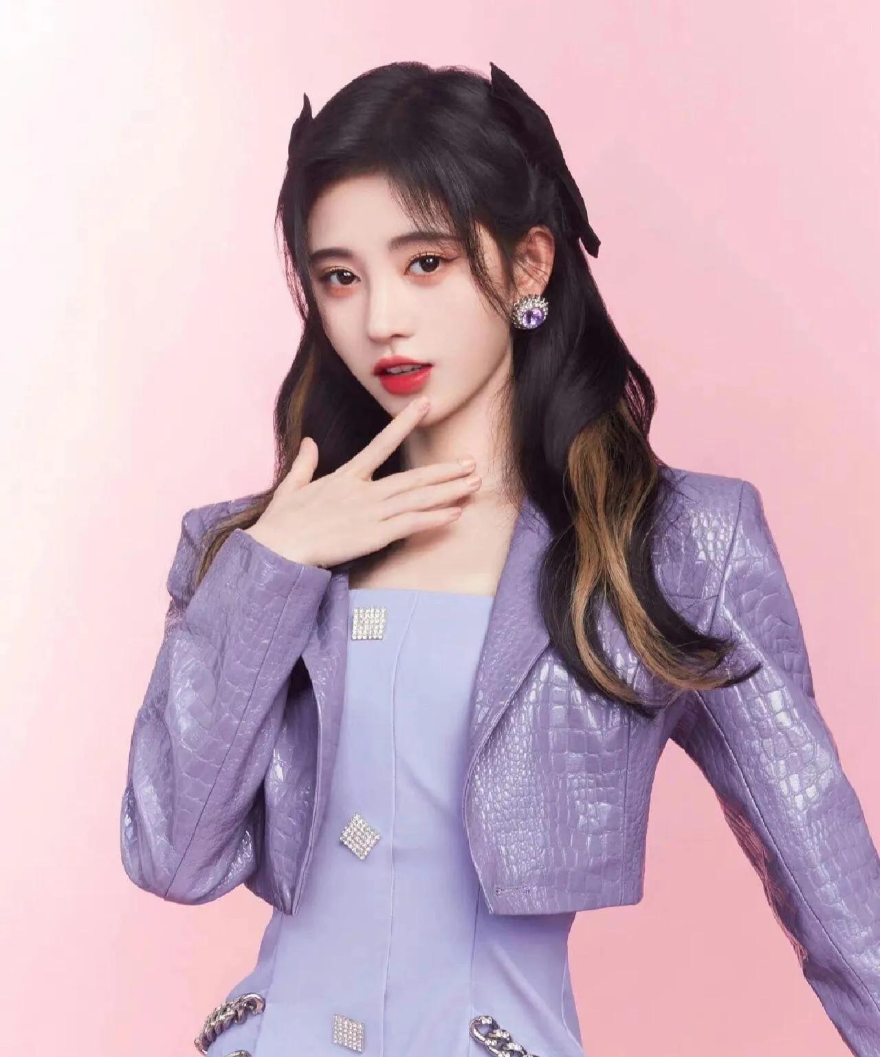 鞠婧祎这套紫色的衣服真好看[爱慕]