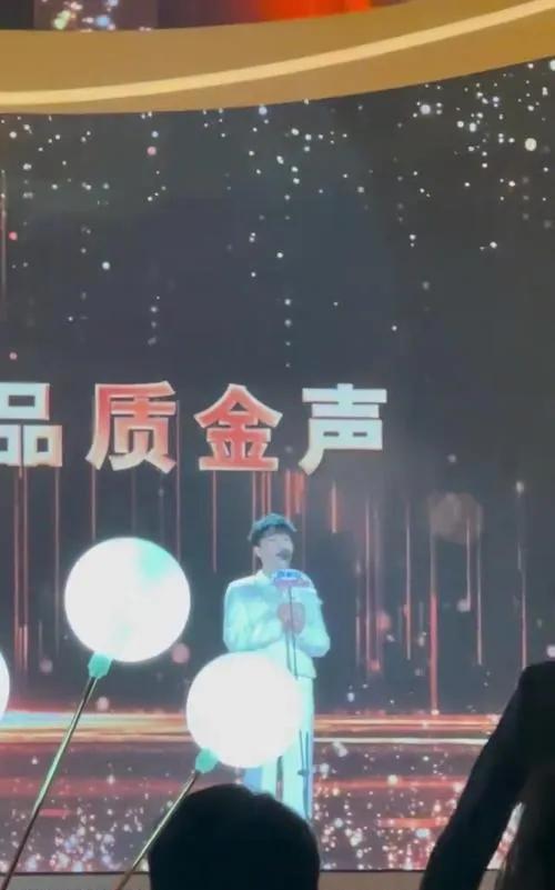 周深荣获电视剧品质盛典年度品质金声，实至名归！他凭借空灵嗓音和深情演绎，为多部剧