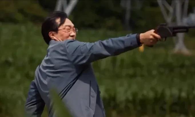 《以法之名》洪亮被熊磊追的连滚带爬，躲在玉米地给郑雅萍打电话。
感觉熊磊把剧情理