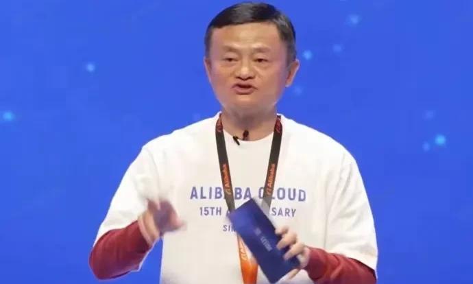 #我的宝藏兴趣# 家人们谁懂啊！马云这波操作直接把商业江湖的水花整到沸点！刚冒个