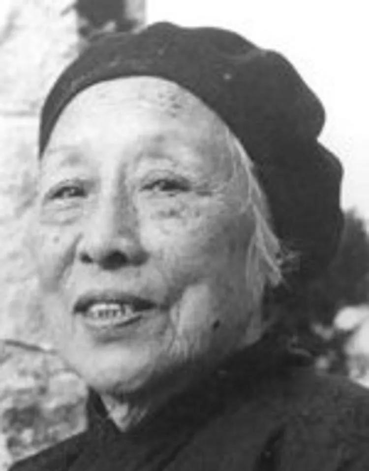 1941年，何香凝在逃离香港途中，被一伙人开枪逼停了船，船长绝望了，何香凝却说：