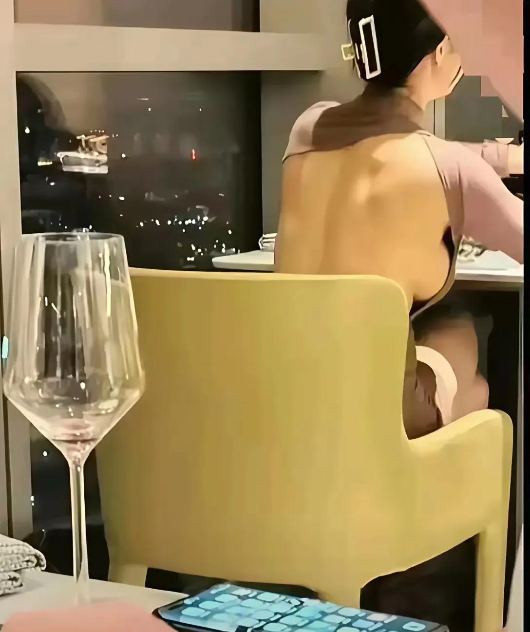 一杯可乐50元，你觉得这个地方贵不？
我该怎么劝他？[笑哭]