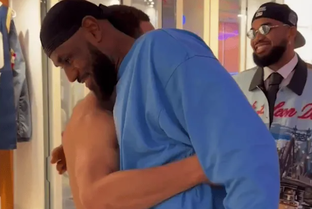 勇士官方在社媒上晒出了一段短视频，内容为斯蒂芬-库里与湖人球员勒布朗-詹姆斯在美