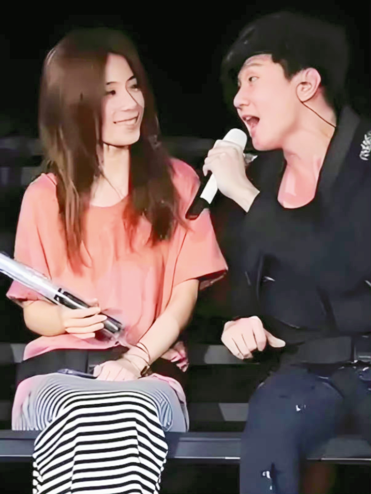 胡彦斌的粉丝哭完轮到林俊杰粉丝了

近日有网友在洛杉矶偶遇林俊杰，与他同行的还有