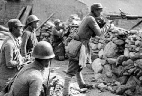 在1945年的春天，湖南洞口县的山林间，年轻的机枪手曾岳峰和他的副手正潜伏在一片