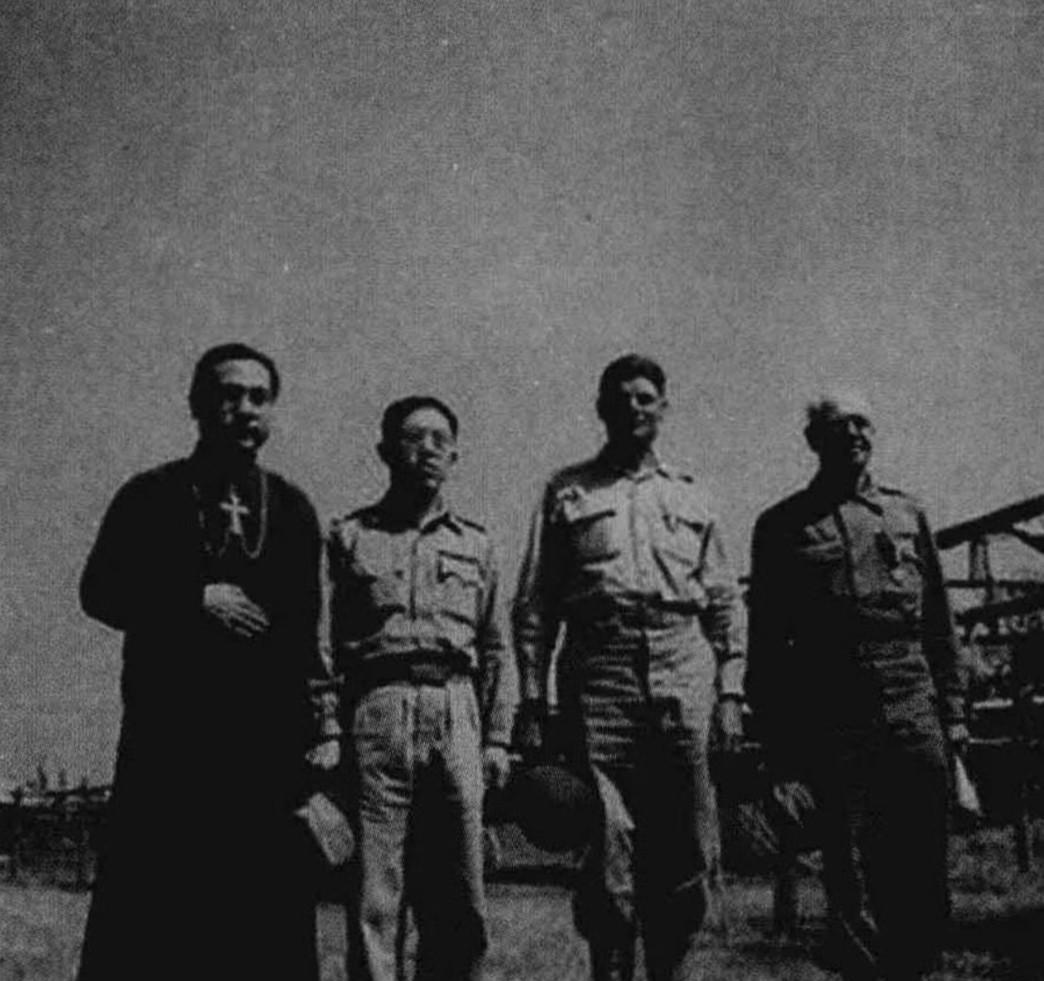 1945年3月8日，中国驻印军副总指挥郑洞国将军（左二）、美军约翰威利准将（左三