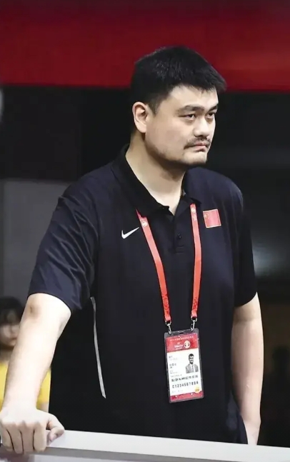 一次，撒贝宁问姚明:“你是如何考取驾照的？”姚明说:“我的驾照是在休斯敦考出来的
