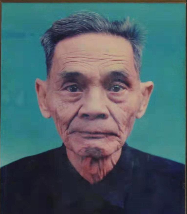 1988年，中国大陆和台湾正式开放探亲。台湾一位名叫叶依奎的地下党，混在探亲队伍