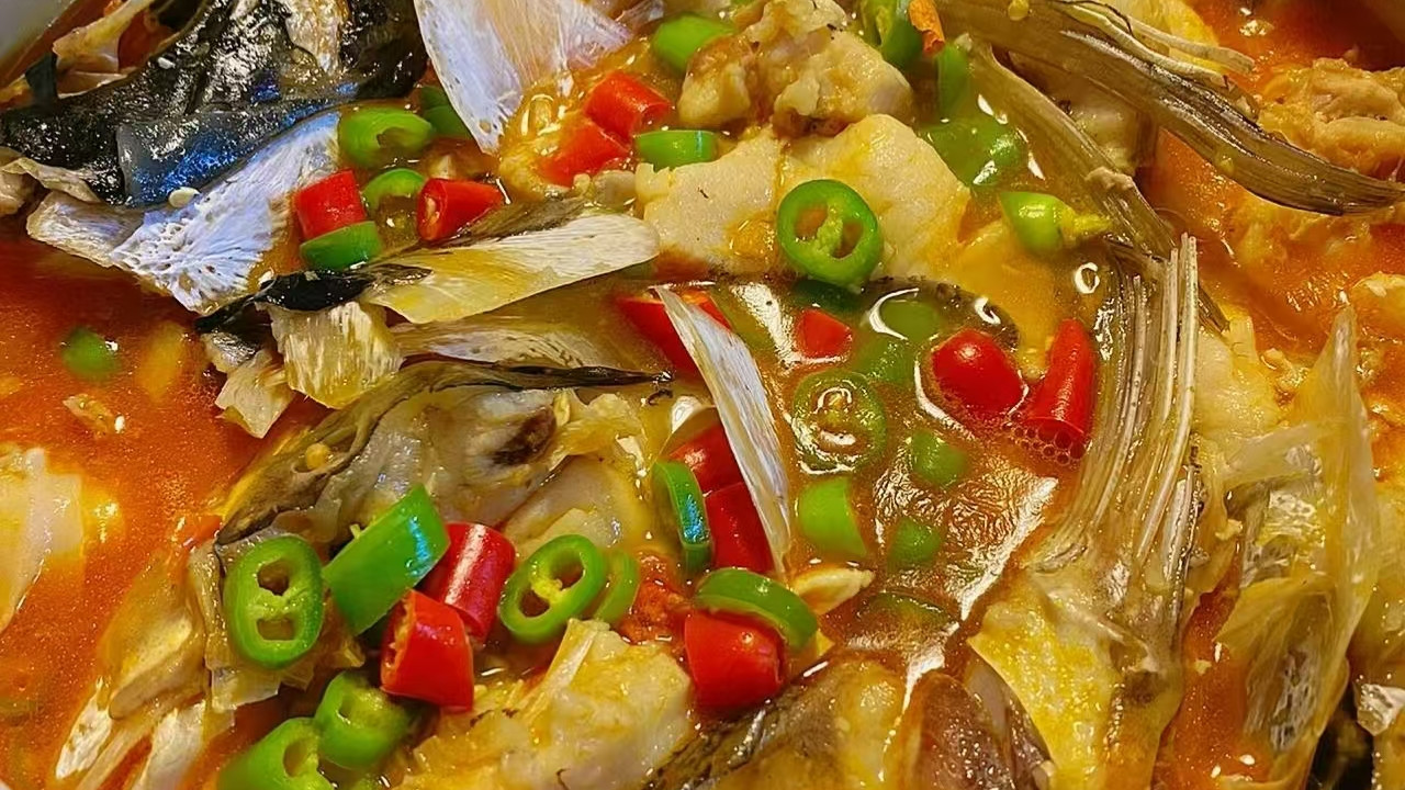 鲜辣鱼头豆腐煲：一口下去，辣得刚好，嫩到犯规！